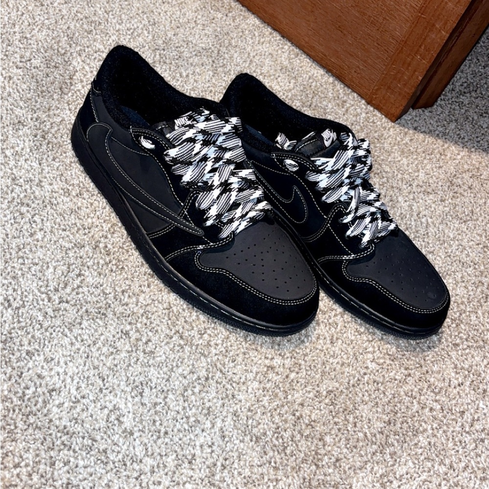 Jordan Men's Black and White Sneakers